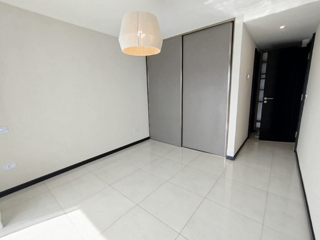 VENTA 3 AMBIENTES A LA CALLE CON COCHERA Y BAULERA- ZONA ALDREY -