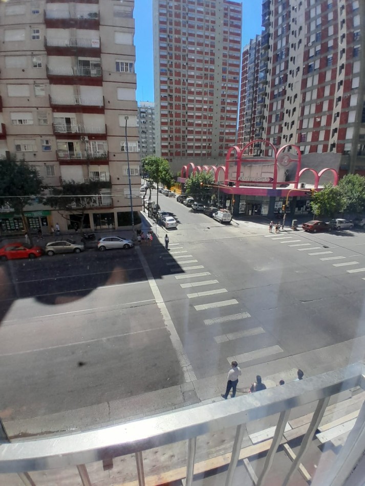 VENTA DOS AMBIENTES RECICLADO CON BALCON FRANCES - CENTRO -