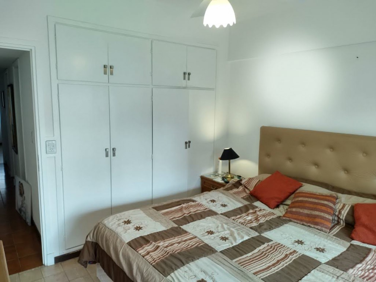 VENTA 4 AMBIENTES CON DEPENDENCIA Y COCHERA - LA PERLA-
