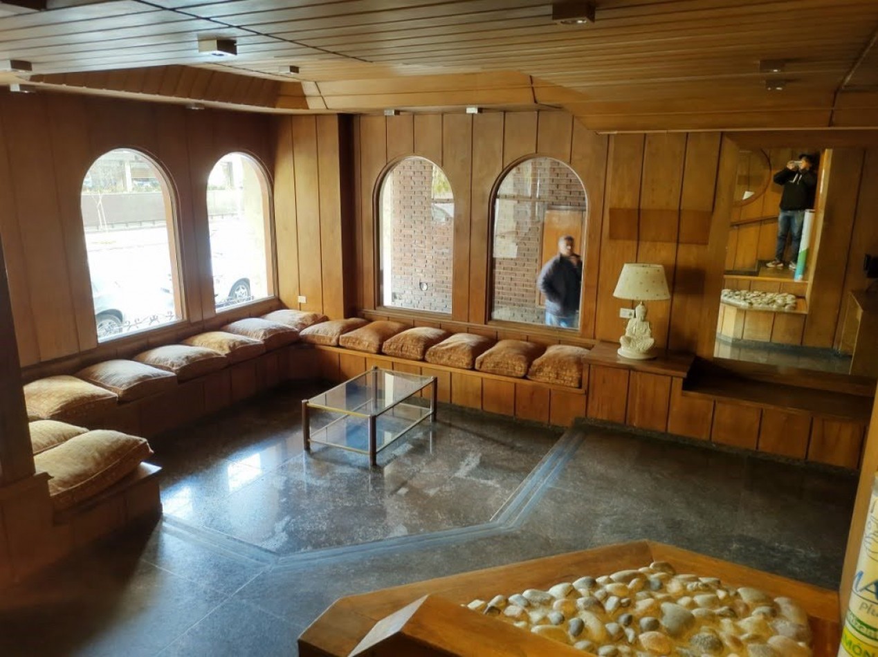 VENTA 4 AMBIENTES CON DEPENDENCIA Y COCHERA - LA PERLA-