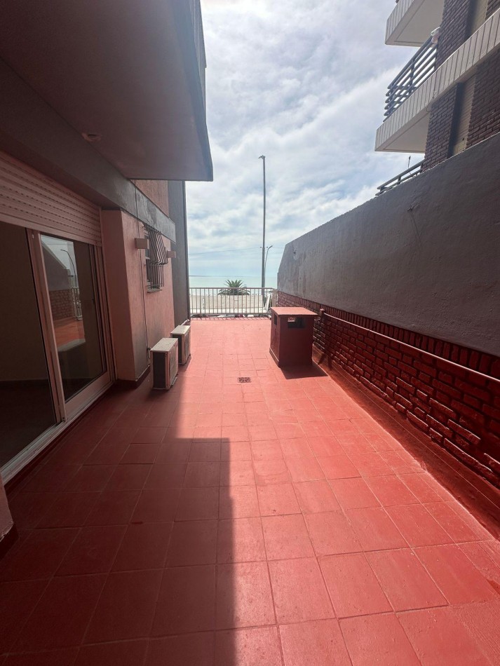 VENTA TRES AMBIENTES FRENTE AL MAR!! - LA PERLA-