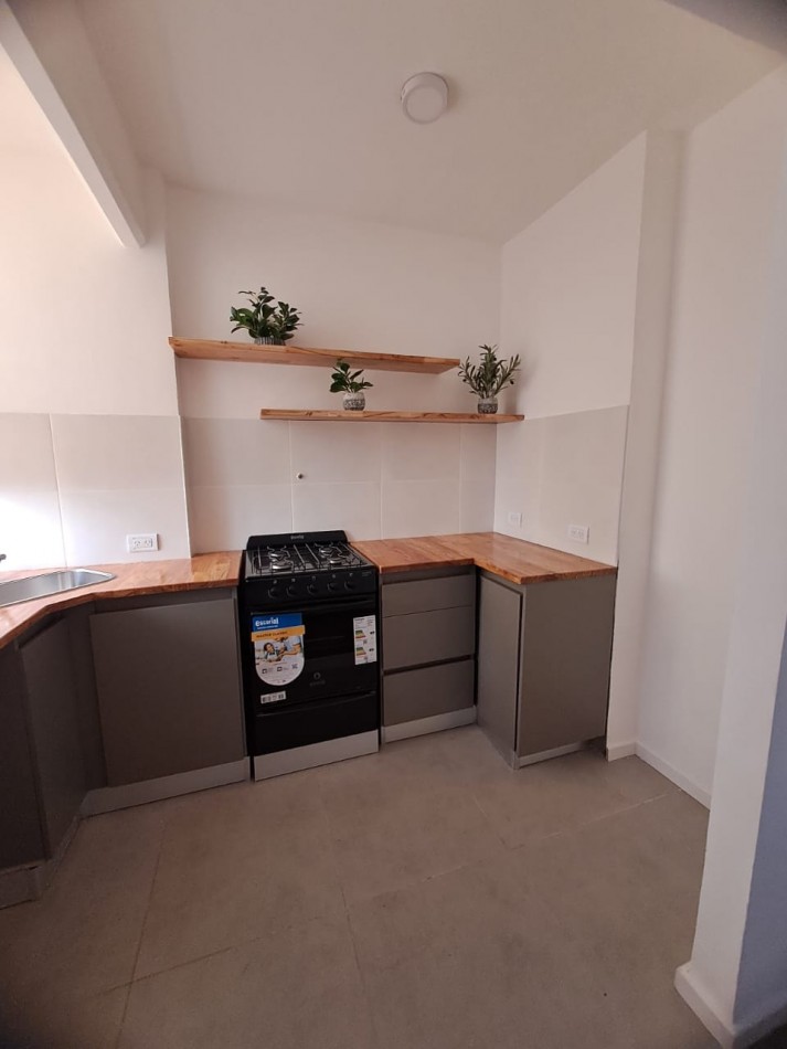 VENTA MONOAMBIENTE RECICLADO CON BALCON -