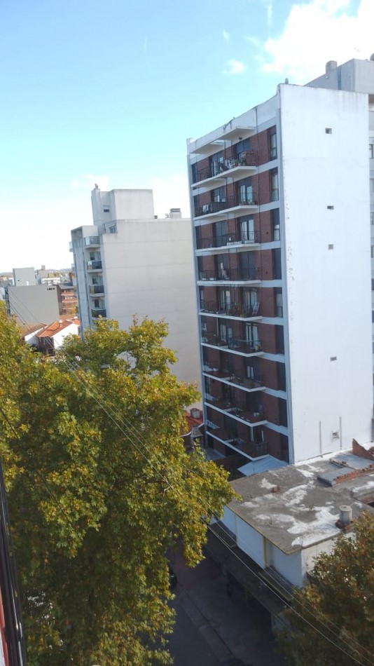 VENTA DOS AMBIENTES A LA CALLE CON BALCON - CORRIENTES 2600-