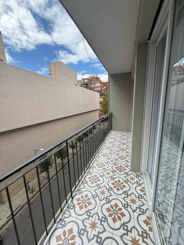 EN VENTA TRES AMBIENTES A LA CALLE CON BALCON CORRIDO - plaza Colon -
