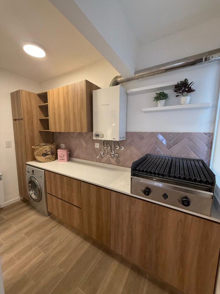 EN VENTA TRES AMBIENTES A LA CALLE CON BALCON CORRIDO - plaza Colon -