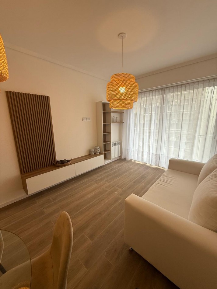 EN VENTA TRES AMBIENTES A LA CALLE CON BALCON CORRIDO - plaza Colon -