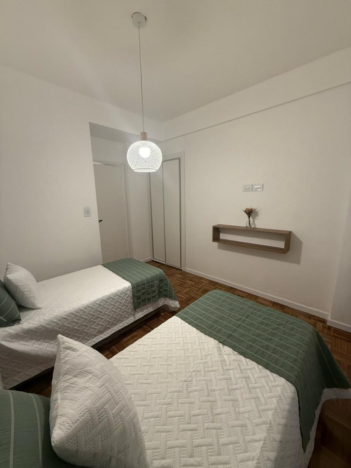 EN VENTA TRES AMBIENTES A LA CALLE CON BALCON CORRIDO - plaza Colon -
