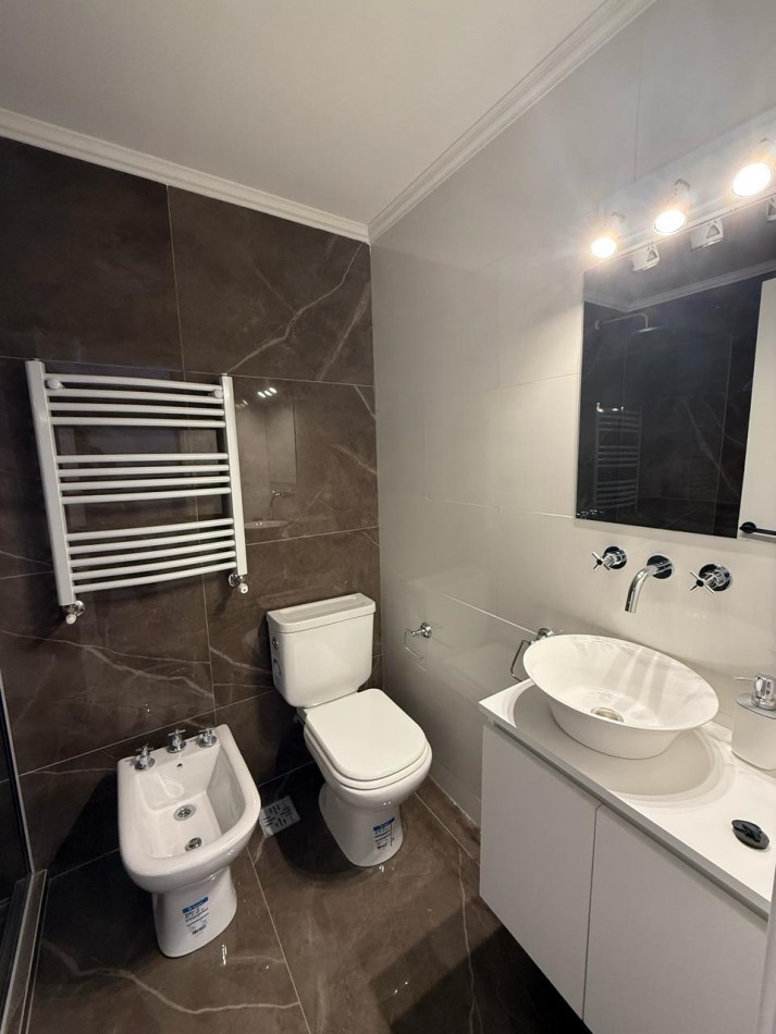 EN VENTA TRES AMBIENTES A LA CALLE CON BALCON CORRIDO - plaza Colon -