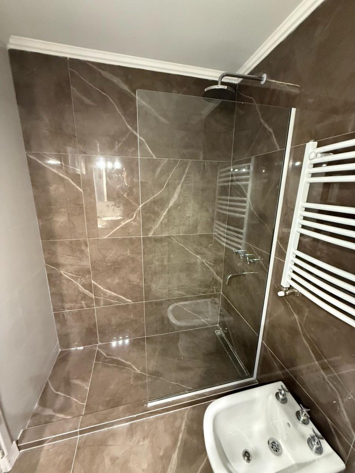 EN VENTA TRES AMBIENTES A LA CALLE CON BALCON CORRIDO - plaza Colon -