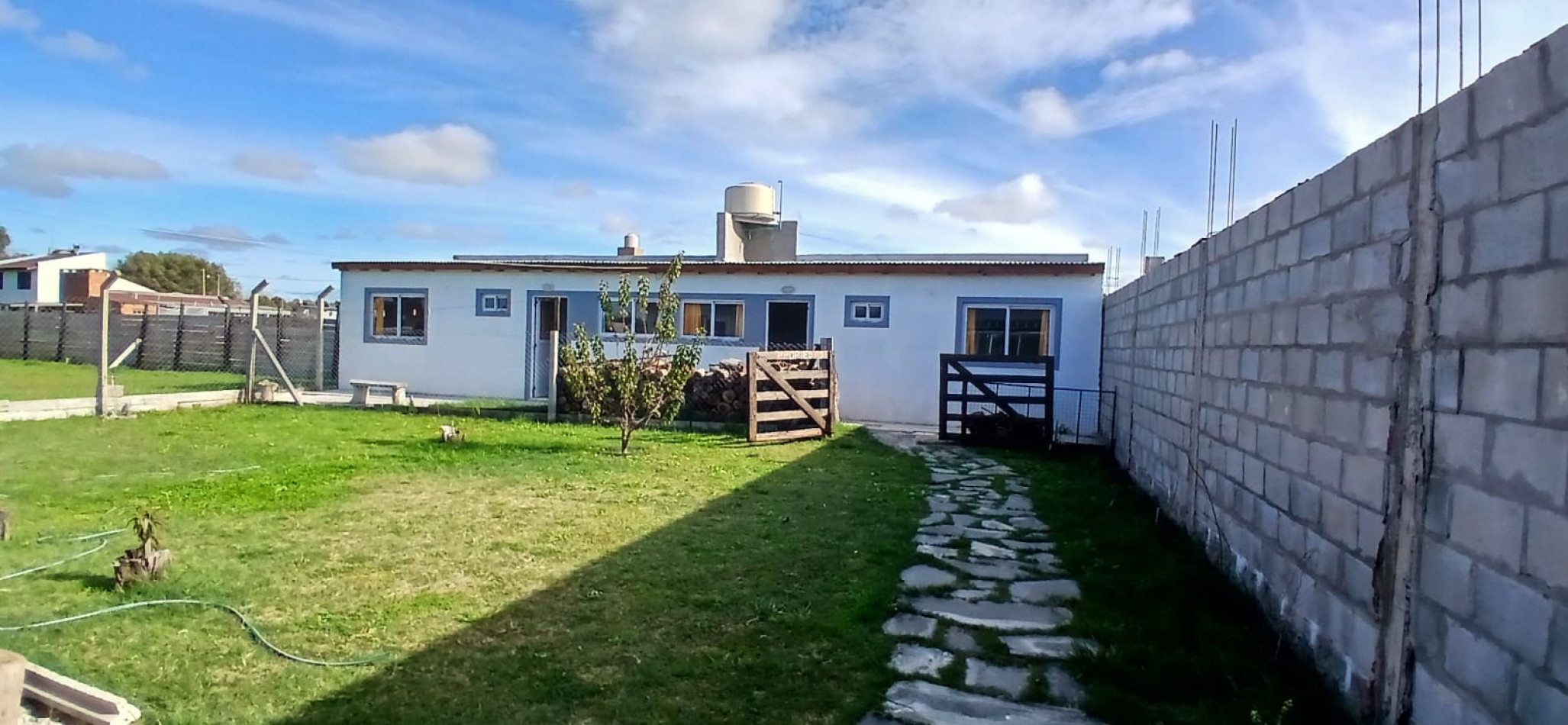 VENTA CASA TRES AMBIENTES + DOS DEPARTAMENTOS DE DOS AMBIENTES A ESTRENAR! - CAMET NORTE-