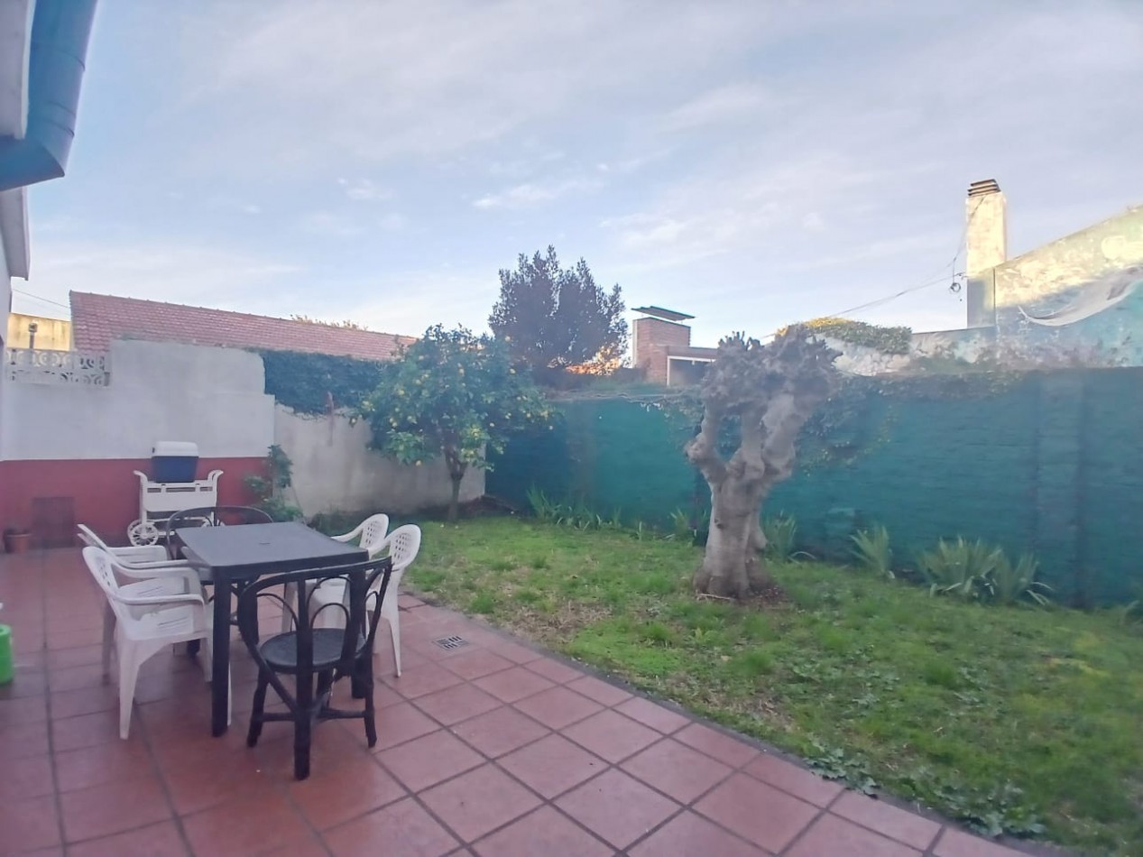 CASA 4 AMBIENTES EN DOS PLANTAS CON JARDIN - PARQUE LURO -