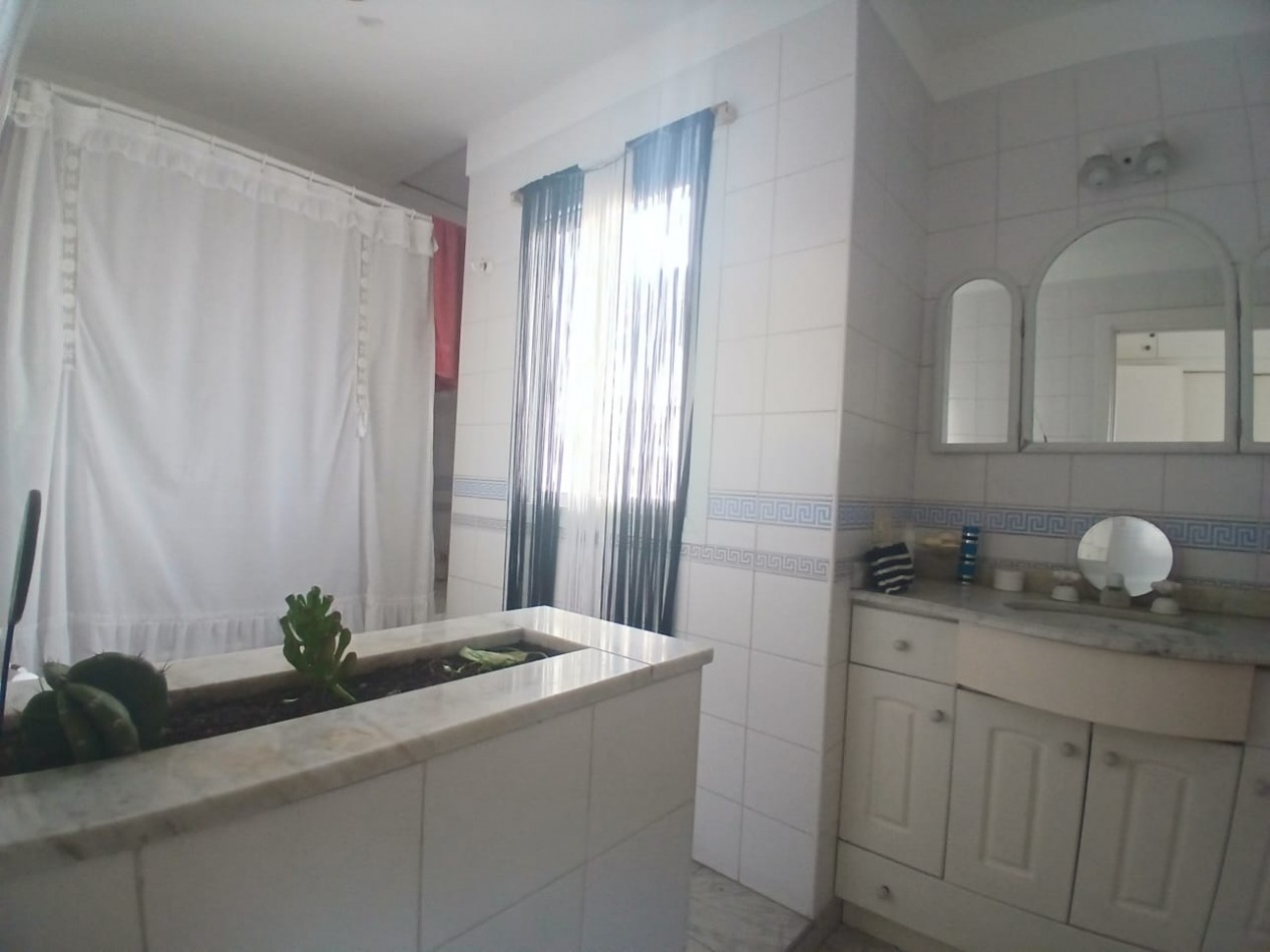 CASA 4 AMBIENTES EN DOS PLANTAS CON JARDIN - PARQUE LURO -