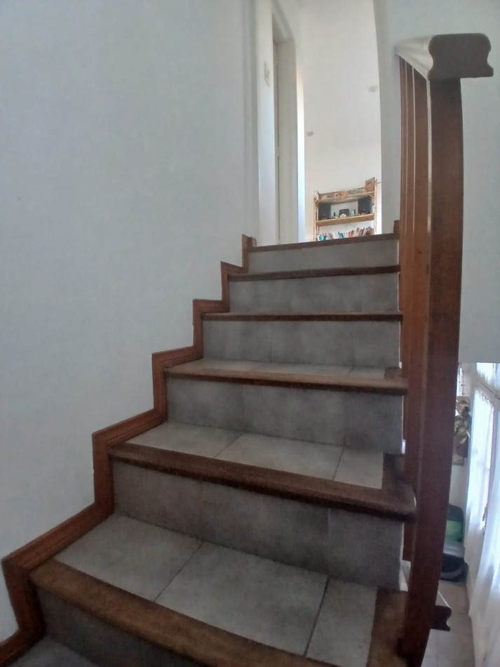 CASA 4 AMBIENTES EN DOS PLANTAS CON JARDIN - PARQUE LURO -