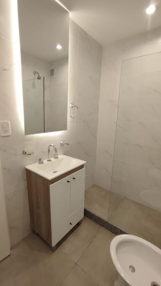 VENTA MONOAMBIENTE RECICLADO A LA CALLE CON BALCON - CENTRO-