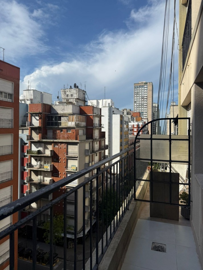 MONOAMBIENTE CON BALCON A LA CALLE - PLAZA COLON-