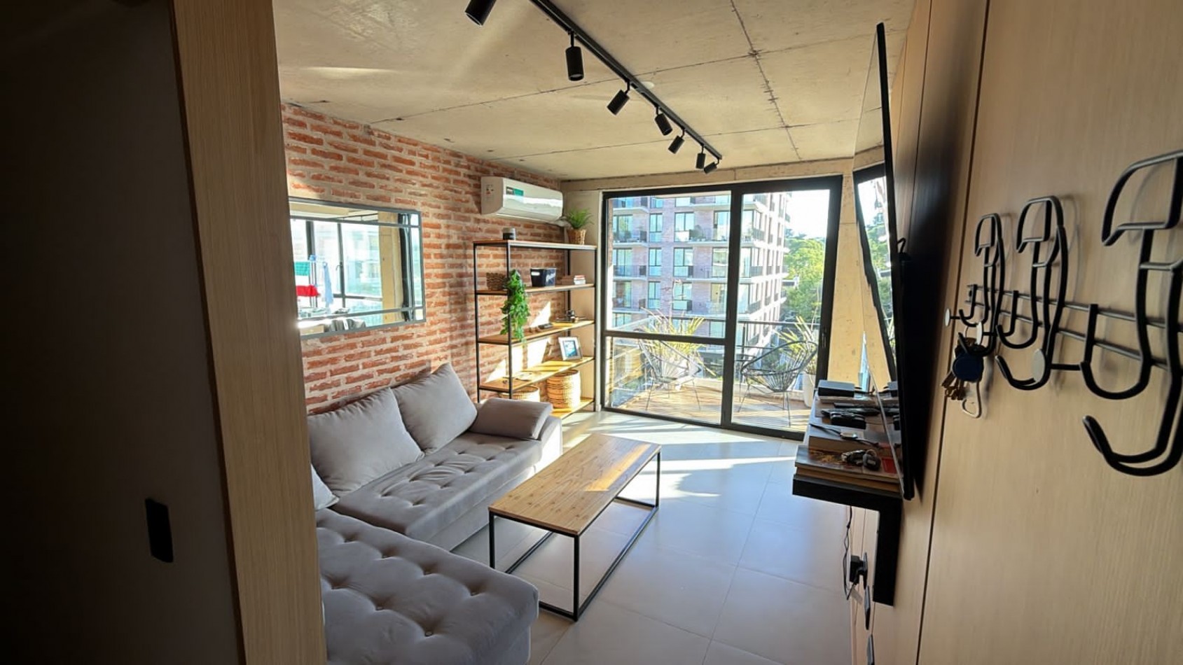 VENTA SEMIPISO 3 AMBIENTES CON BALCON Y COCHERA- GUEMES -