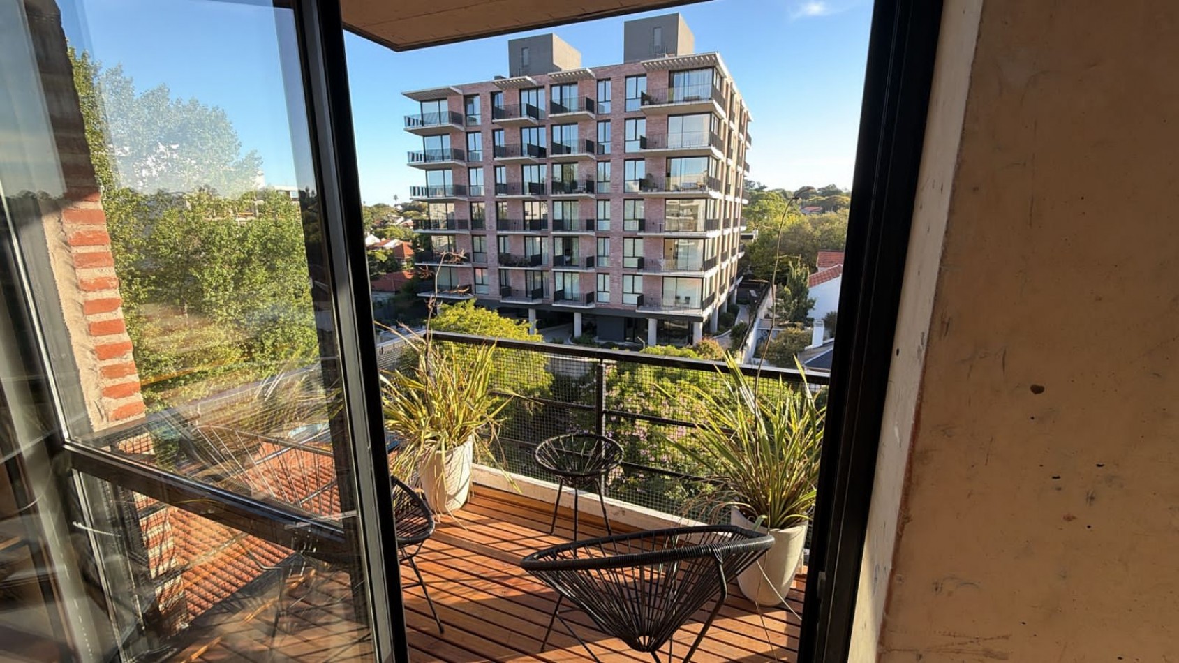 VENTA SEMIPISO 3 AMBIENTES CON BALCON Y COCHERA- GUEMES -