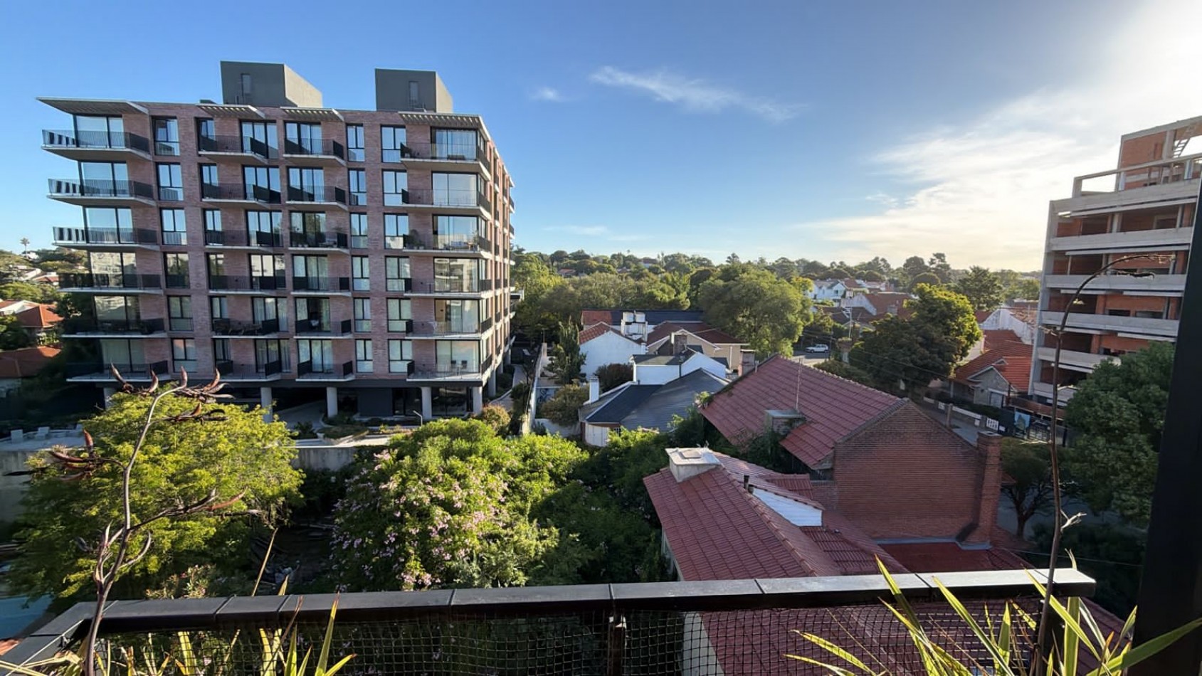 VENTA SEMIPISO 3 AMBIENTES CON BALCON Y COCHERA- GUEMES -