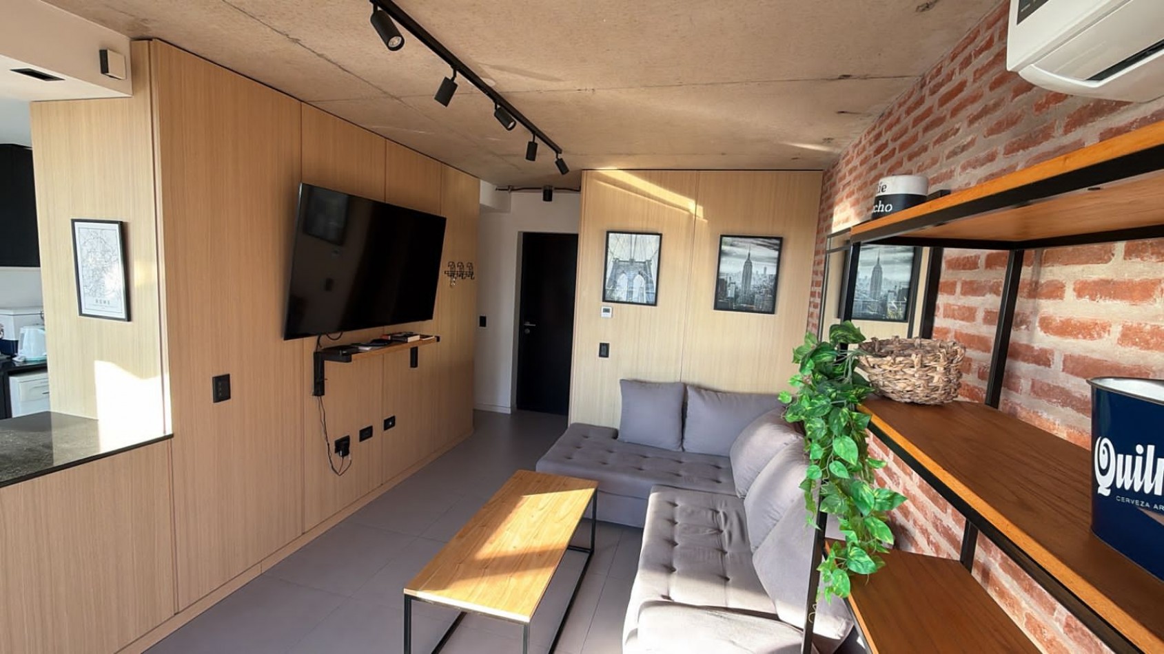 VENTA SEMIPISO 3 AMBIENTES CON BALCON Y COCHERA- GUEMES -