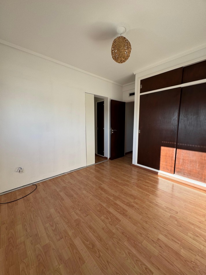 VENTA PISO DE 4 AMBIENTES CON BALCON Y VISTA AL MAR -LOMA DE SANTA CECILIA-