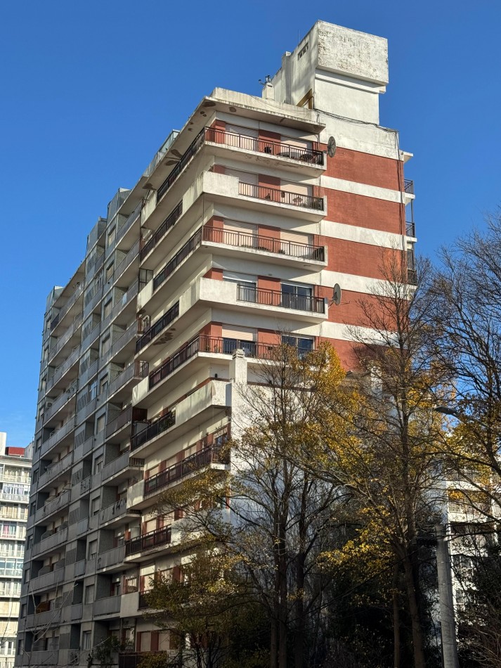 VENTA PISO DE 4 AMBIENTES CON BALCON Y VISTA AL MAR -LOMA DE SANTA CECILIA-