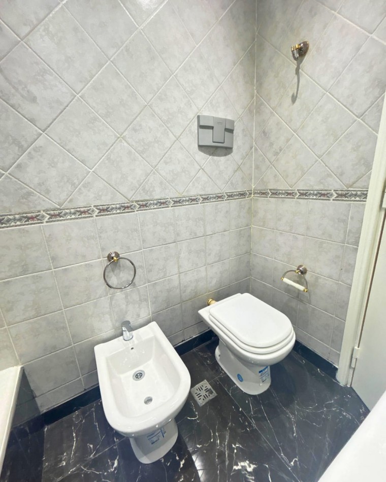 VENTA 2 AMBIENTES CON DEPENDENCIA Y BALCON -PLAZA COLON-