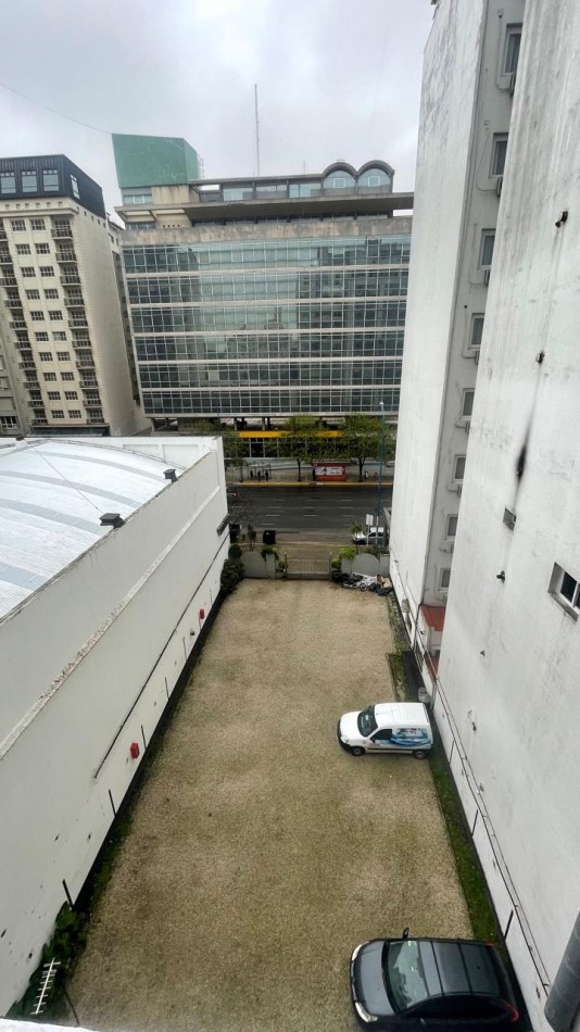 AMBIENTE AL CONTRAFRENTE CON BALCON 